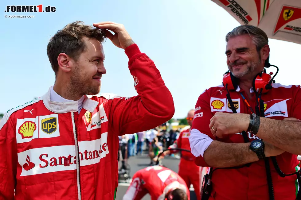 Foto zur News: Sebastian Vettel (Ferrari) und Maurizio Arrivabene