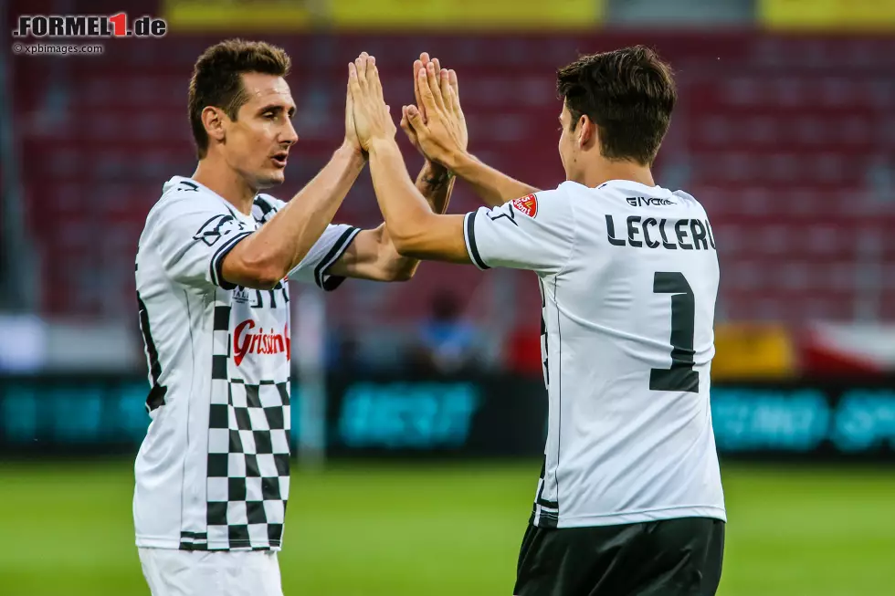 Foto zur News: Miroslav Klose und Charles Leclerc