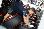 Foto zur News: Red-Bull-Reifenmechaniker