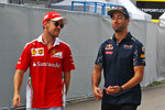 Foto zur News: Sebastian Vettel (Ferrari) und Daniel Ricciardo (Red Bull)