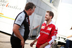 Foto zur News: Otmar Szafnauer und Sebastian Vettel (Ferrari)