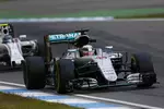 Foto zur News: Lewis Hamilton (Mercedes) und Valtteri Bottas (Williams)