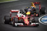 Foto zur News: Sebastian Vettel (Ferrari) und Max Verstappen (Red Bull)