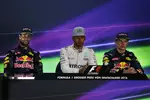 Foto zur News: Daniel Ricciardo (Red Bull), Lewis Hamilton (Mercedes) und Max Verstappen (Red Bull)