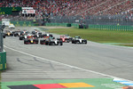 Foto zur News: Lewis Hamilton und Nico Rosberg am Start