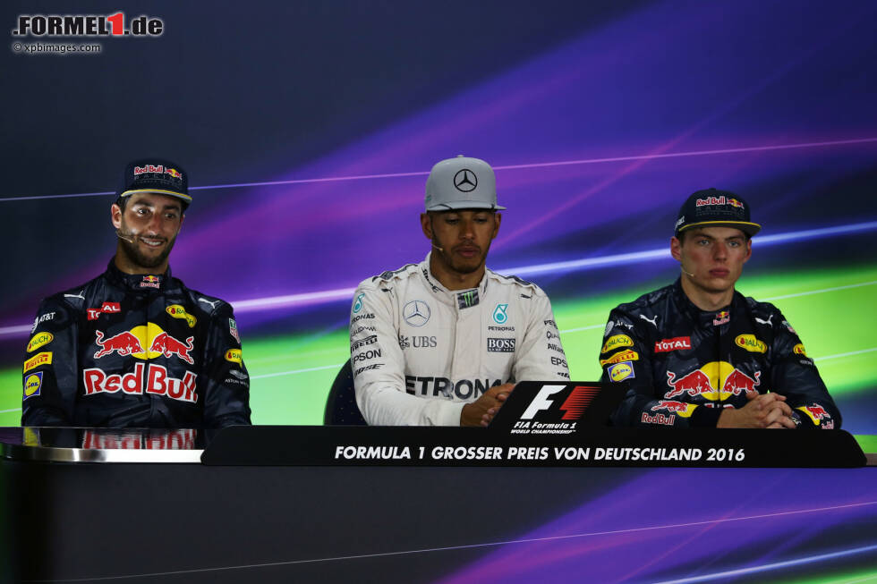 Foto zur News: Daniel Ricciardo (Red Bull), Lewis Hamilton (Mercedes) und Max Verstappen (Red Bull)