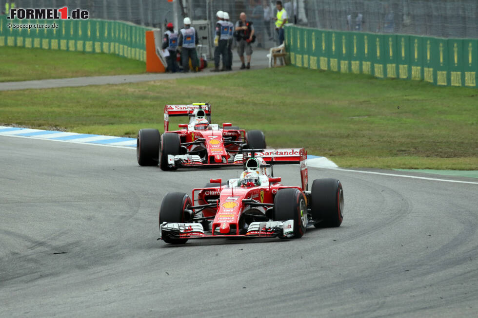 Foto zur News: Sebastian Vettel und Kimi Räikkönen