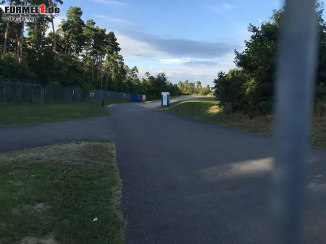 Foto zur News: Ein Blick auf die alte Waldgerade in Hockenheim. Dort wo früher die Autos fuhren, gibt es heute maximal einen kleinen Weg.