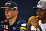 Foto zur News: Lewis Hamilton (Mercedes) und Max Verstappen (Red Bull)