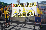 Foto zur News: Fans von Kevin Magnussen (Renault)