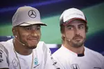 Foto zur News: Lewis Hamilton (Mercedes) und Fernando Alonso (McLaren)