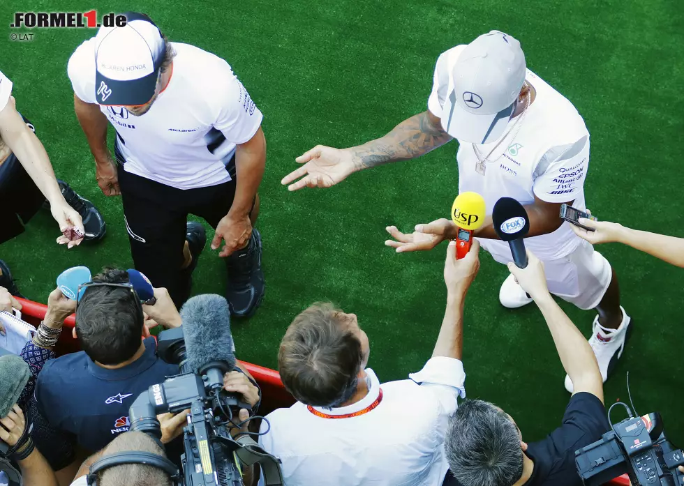 Foto zur News: Fernando Alonso (McLaren) und Lewis Hamilton (Mercedes)