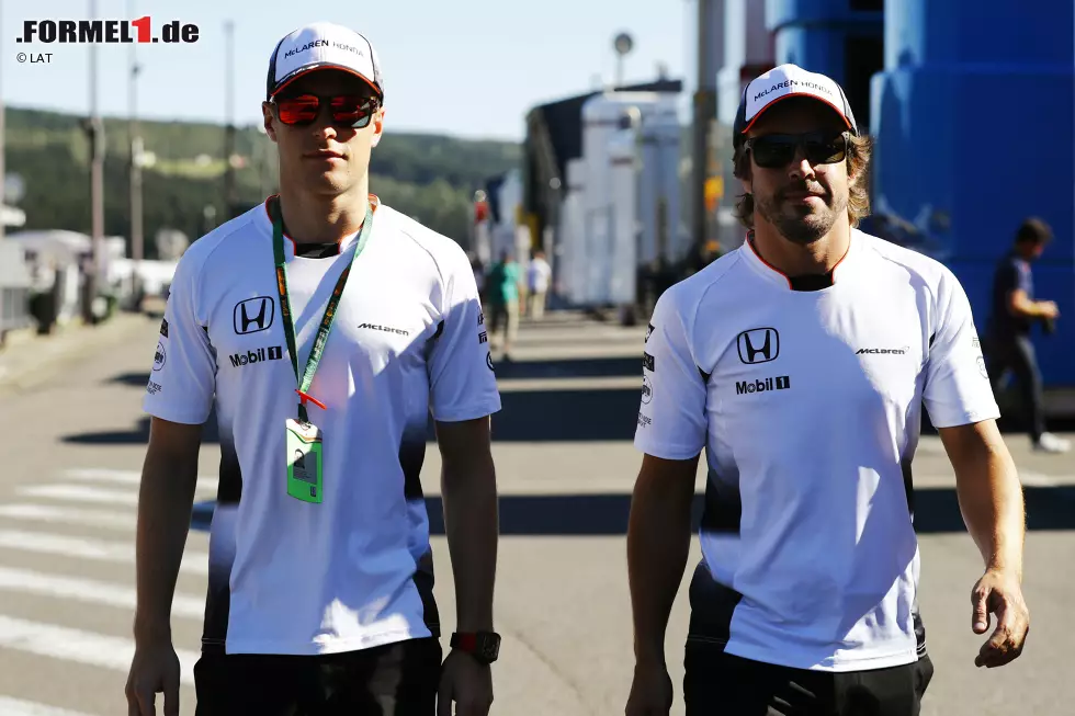 Foto zur News: Stoffel Vandoorne und Fernando Alonso (McLaren)