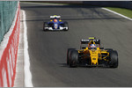 Foto zur News: Jolyon Palmer (Renault) und Felipe Nasr (Sauber)