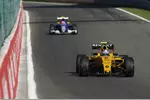 Foto zur News: Jolyon Palmer (Renault) und Felipe Nasr (Sauber)