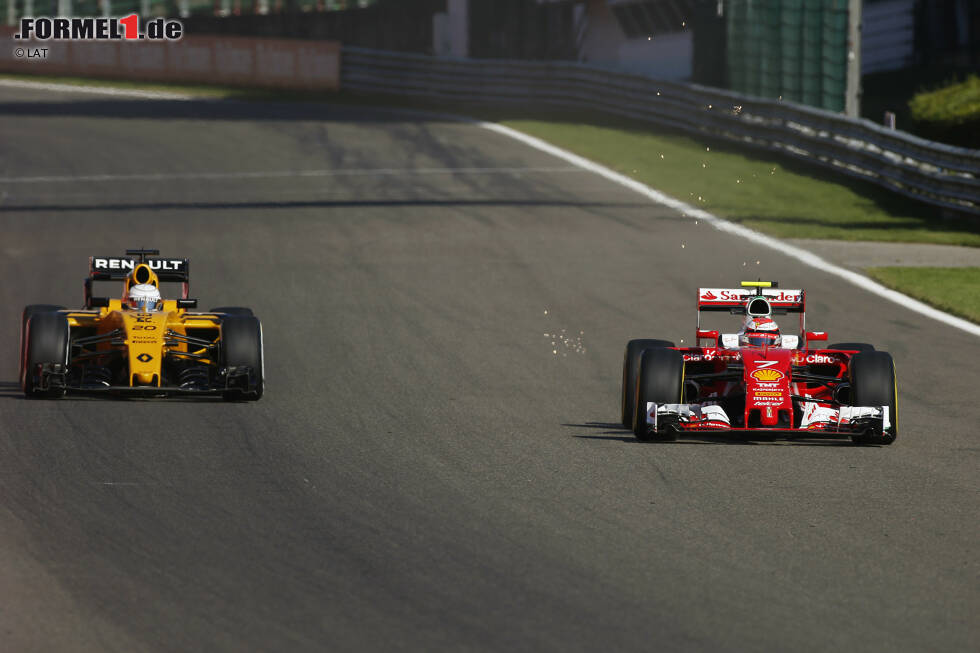 Foto zur News: Kevin Magnussen (Renault) und Kimi Räikkönen (Ferrari)