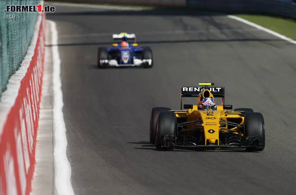 Foto zur News: Jolyon Palmer (Renault) und Felipe Nasr (Sauber)