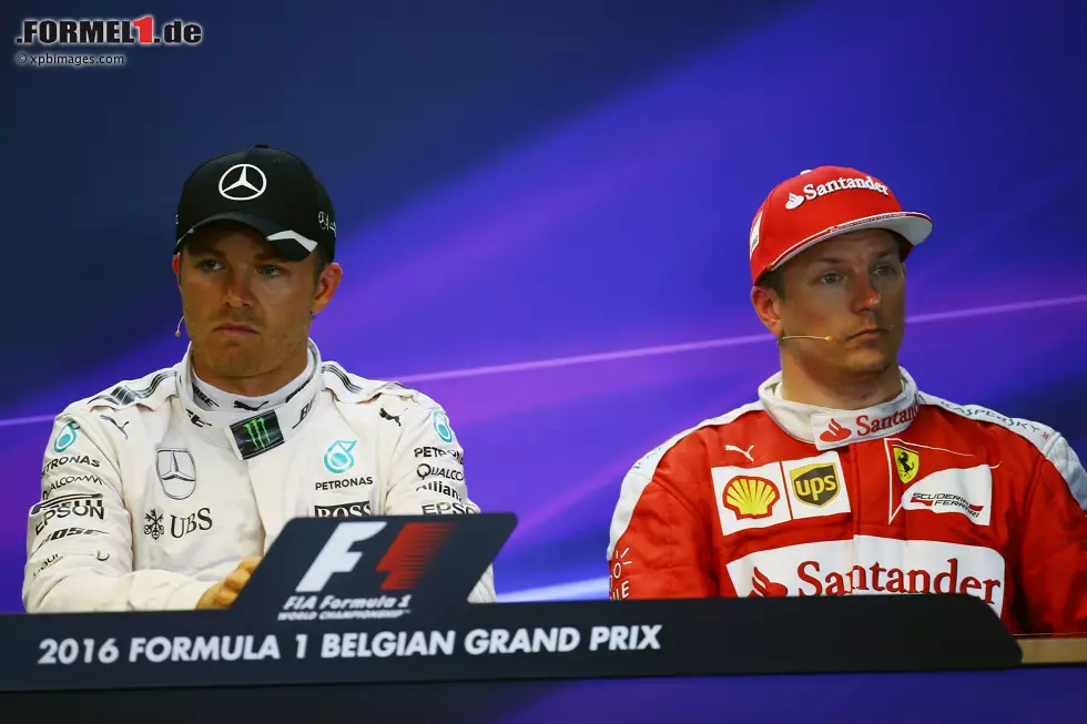 Foto zur News: Nico Rosberg (Mercedes) und Kimi Räikkönen (Ferrari)