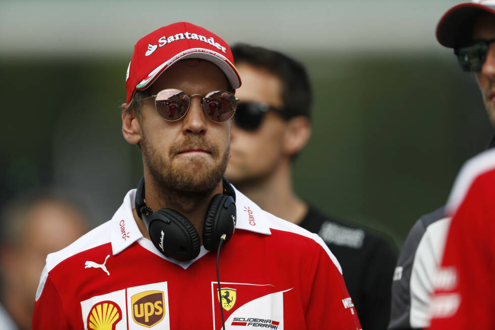 Foto zur News: Sebastian Vettel (Ferrari) und Jolyon Palmer (Renault)