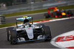 Foto zur News: Nico Rosberg (Mercedes) und Daniel Ricciardo (Red Bull)