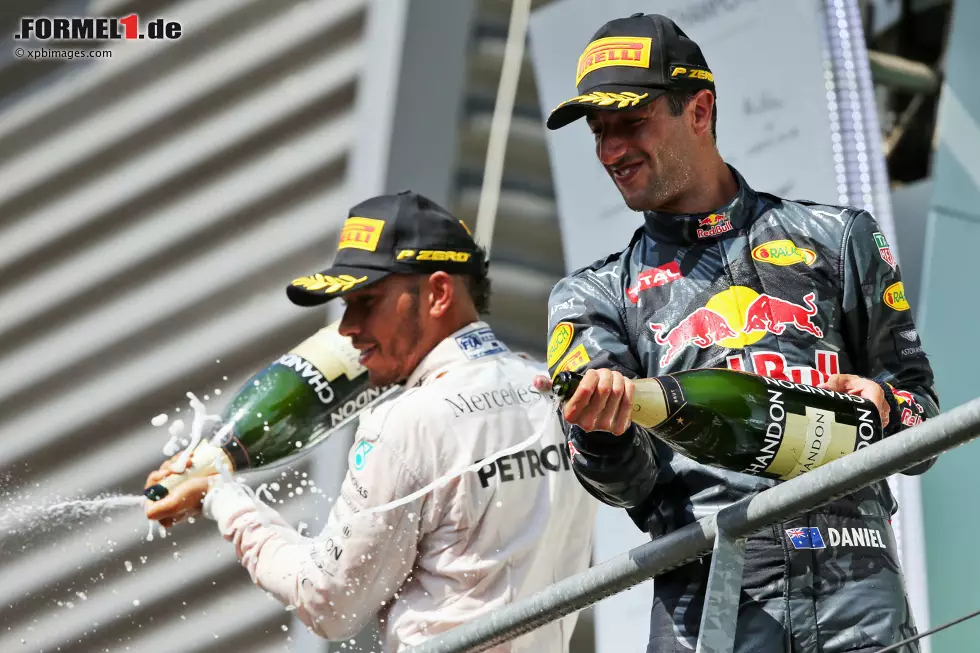 Foto zur News: Lewis Hamilton (Mercedes) und Daniel Ricciardo (Red Bull)