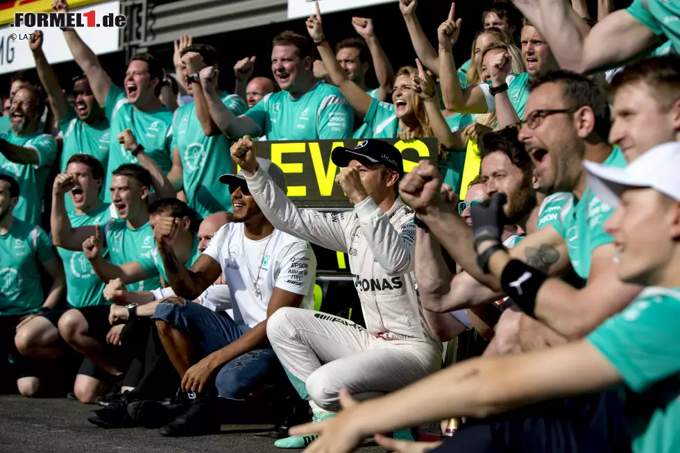 Foto zur News: Lewis Hamilton (Mercedes) und Nico Rosberg (Mercedes)