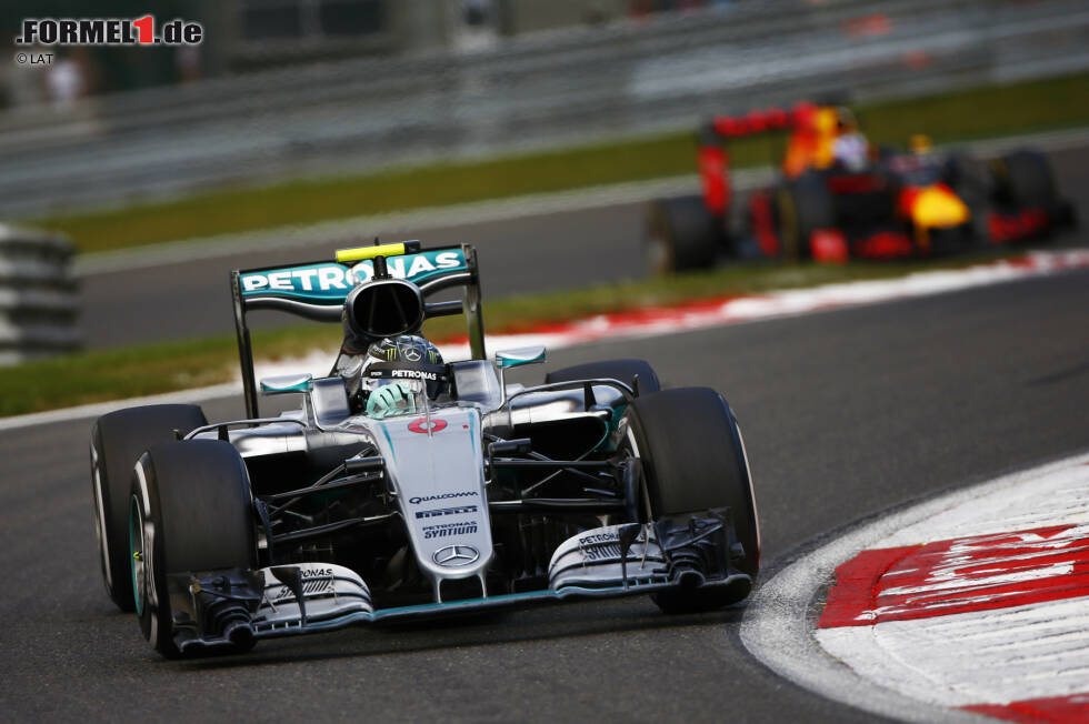 Foto zur News: Nico Rosberg (Mercedes) und Daniel Ricciardo (Red Bull)