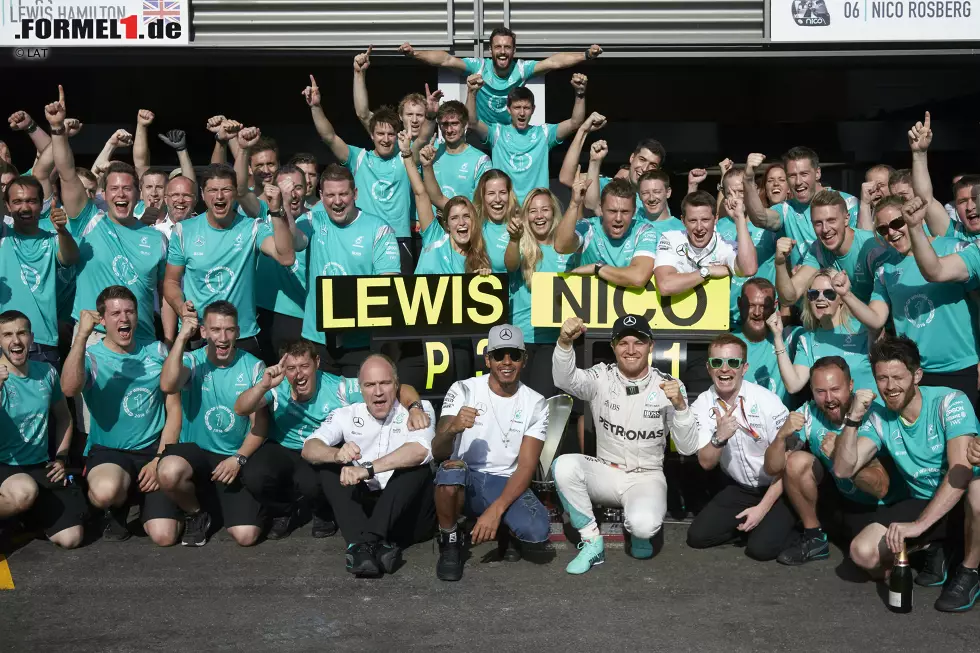 Foto zur News: Lewis Hamilton (Mercedes) und Nico Rosberg (Mercedes)