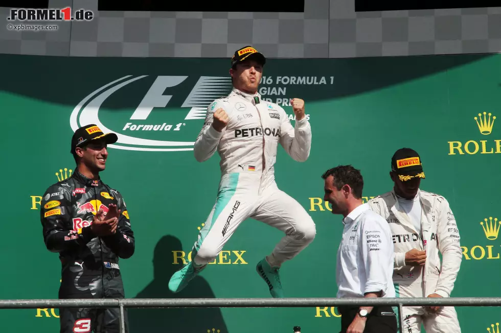 Foto zur News: Daniel Ricciardo (Red Bull), Nico Rosberg (Mercedes) und Lewis Hamilton (Mercedes)