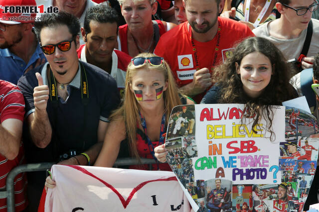 Foto zur News: Fans von Sebastian Vettel (Ferrari)