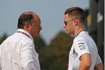 Foto zur News: Frederic Vasseur (Renault) und Stoffel Vandoorne (McLaren)