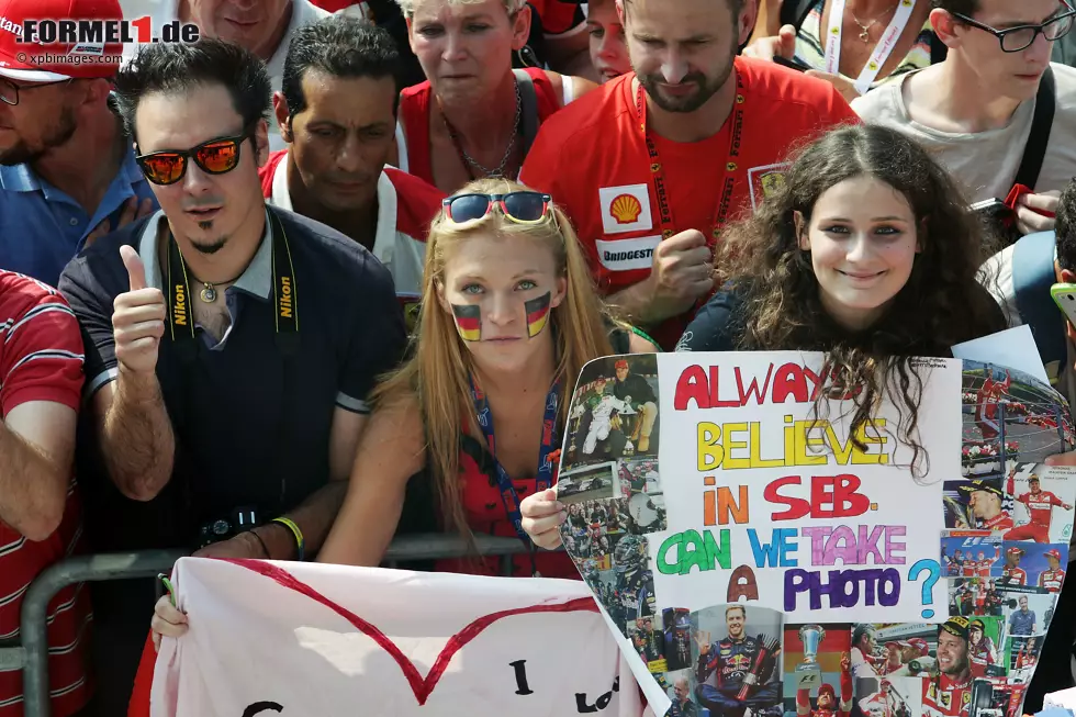 Foto zur News: Fans von Sebastian Vettel (Ferrari)