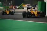 Foto zur News: Kevin Magnussen (Renault) und Jolyon Palmer (Renault)