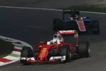 Foto zur News: Sebastian Vettel (Ferrari) und Pascal Wehrlein (Manor)