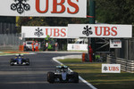 Foto zur News: Nico Rosberg (Mercedes) und Marcus Ericsson (Sauber)