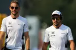 Foto zur News: Jenson Button (McLaren) und Fernando Alonso (McLaren)