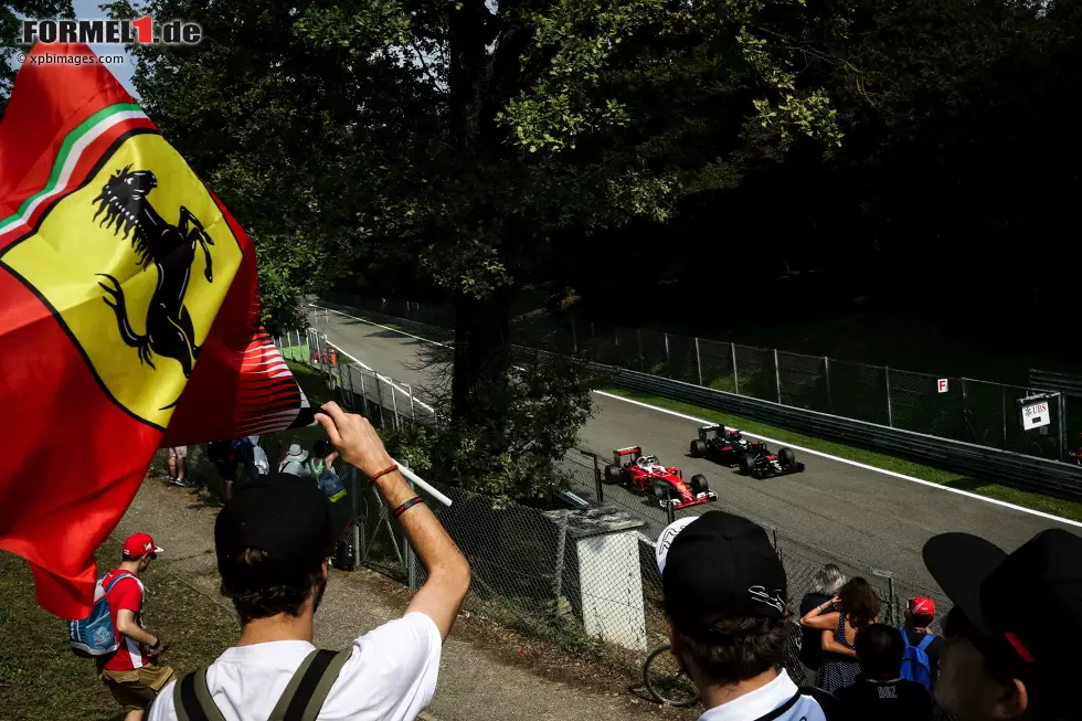 Foto zur News: Fernando Alonso (McLaren) und Kimi Räikkönen (Ferrari)