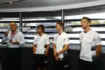 Foto zur News: Ron Dennis, Stoffel Vandoorne, Fernando Alonso (McLaren) und Jenson Button (McLaren)