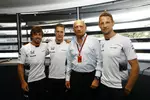 Foto zur News: Ron Dennis, Stoffel Vandoorne, Fernando Alonso (McLaren) und Jenson Button (McLaren)