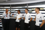 Foto zur News: Ron Dennis, Stoffel Vandoorne, Fernando Alonso (McLaren) und Jenson Button (McLaren)