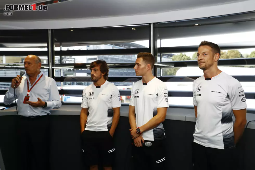 Foto zur News: Ron Dennis, Stoffel Vandoorne, Fernando Alonso (McLaren) und Jenson Button (McLaren)