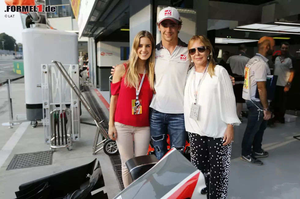 Foto zur News: Esteban Gutierrez mit seiner Mutter und Schwester