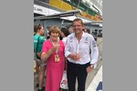 Foto zur News: Simon Cole (Leitender Streckeningenieur bei Mercedes) mit seiner Mutter, die zum ersten Mal Formel-1-Luft schnuppert