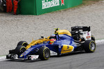 Foto zur News: Felipe Nasr (Sauber) und Jolyon Palmer (Renault)