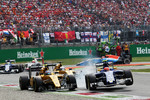 Foto zur News: Jolyon Palmer (Renault) und Felipe Nasr (Sauber)
