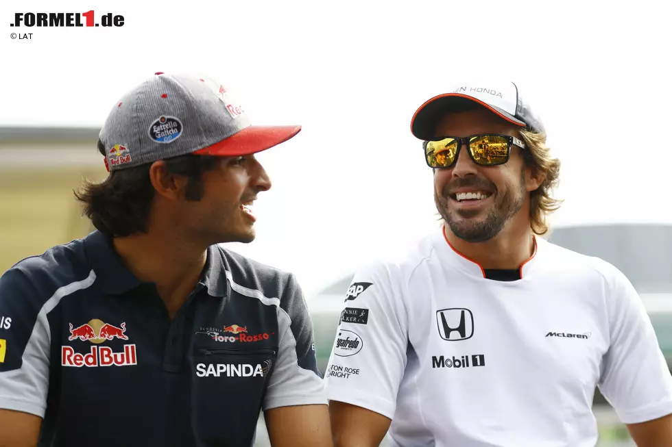 Foto zur News: Carlos Sainz (Toro Rosso) und Fernando Alonso (McLaren)