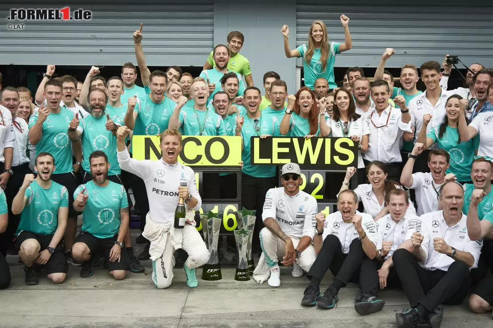 Foto zur News: Nico Rosberg (Mercedes) und Lewis Hamilton (Mercedes)