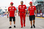 Foto zur News: Maurizio Arrivabene, Sebastian Vettel (Ferrari) und Kimi Räikkönen (Ferrari)