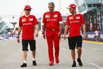 Foto zur News: Maurizio Arrivabene, Sebastian Vettel (Ferrari) und Kimi Räikkönen (Ferrari)