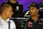 Foto zur News: Valtteri Bottas (Williams) und Daniel Ricciardo (Red Bull)